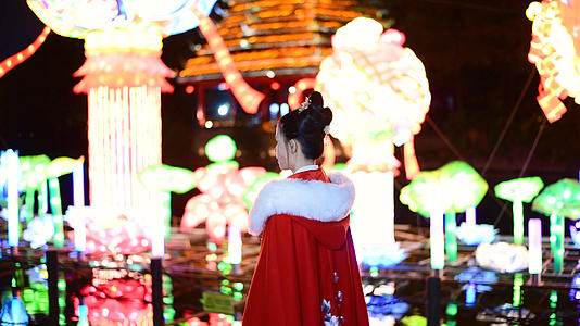 深圳锦绣中华民俗自贡灯会与古装少女4K视频的预览图