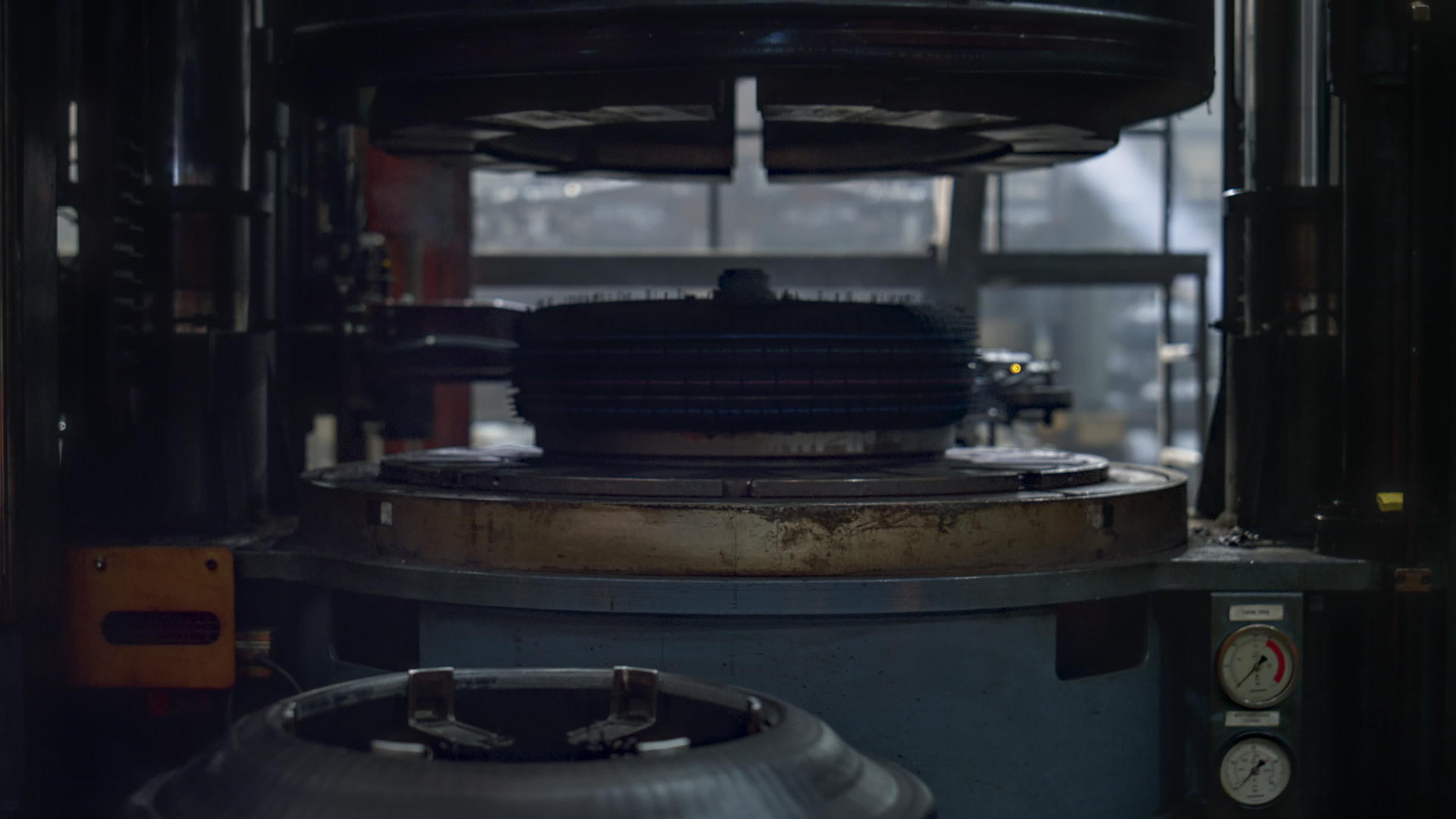 生产新型橡胶制品的工厂轮胎生产机制视频的预览图