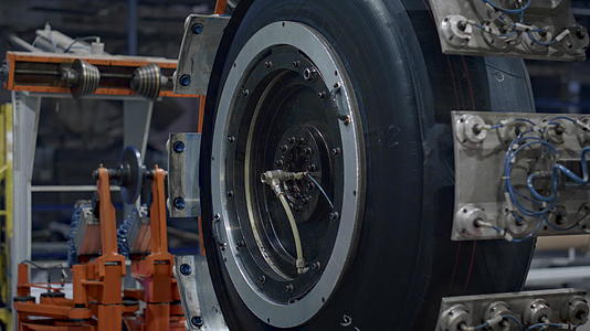 在技术现代工厂工作的橡胶轮胎制造机制视频的预览图