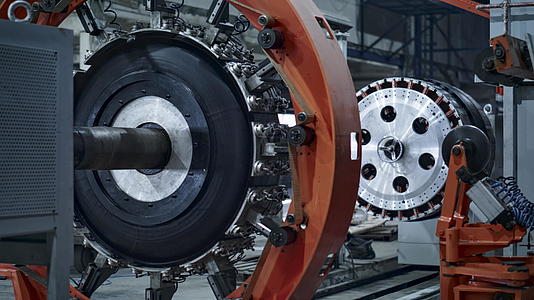 工厂轮胎生产机器在技术车间运行自动化视频的预览图