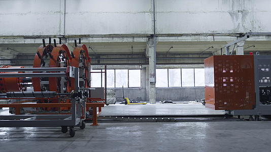 轮胎制造输送机工人在工厂控制生产过程视频的预览图