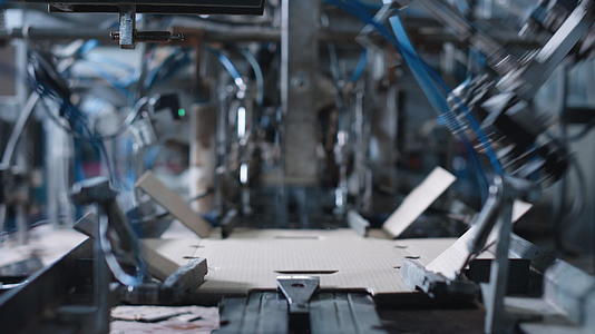 在现代机械制造特写中自动化工厂纸板生产视频的预览图