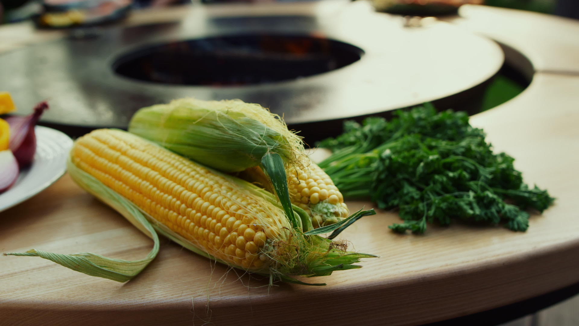 户外烧烤蔬菜玉米和草药视频的预览图
