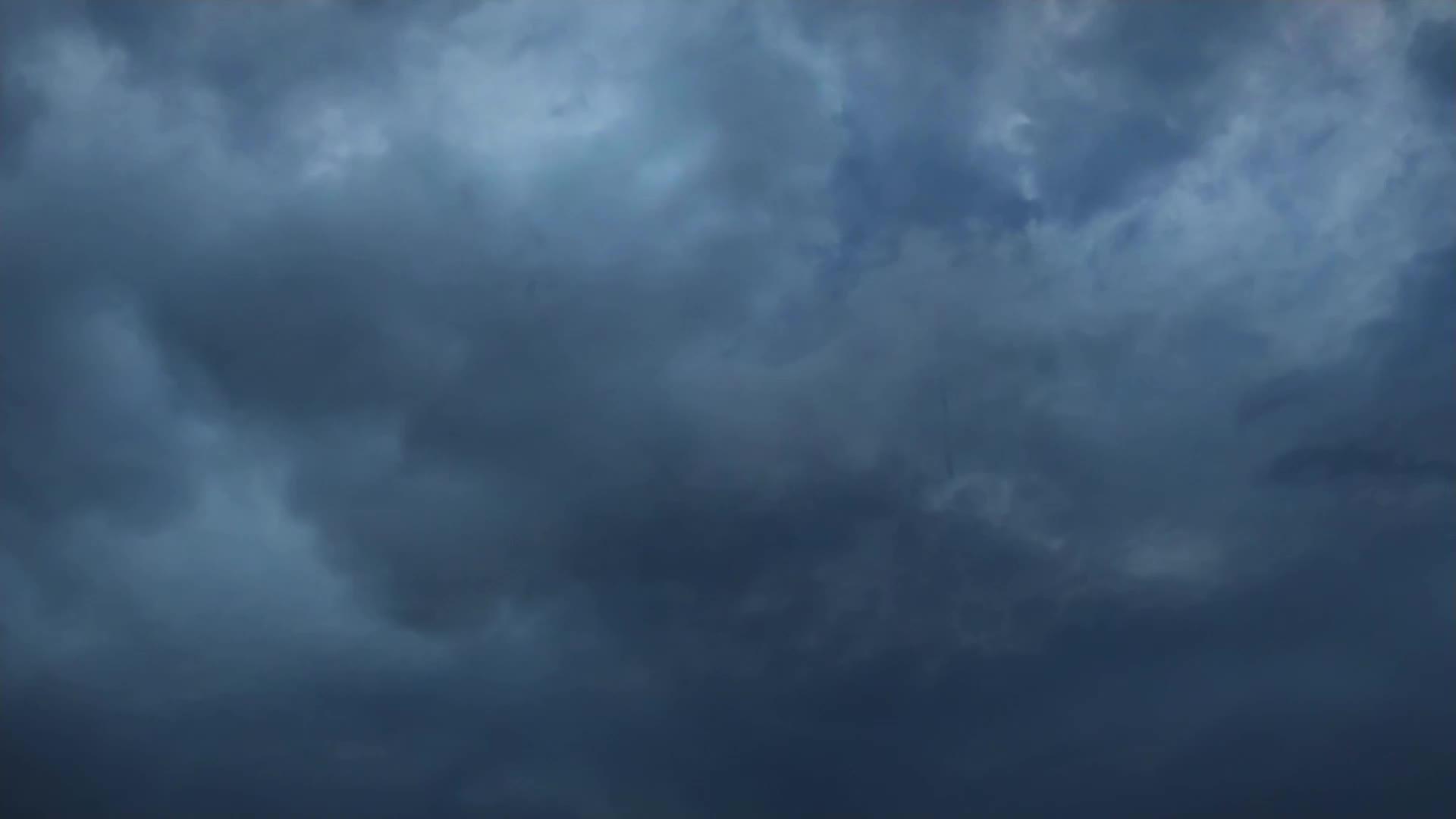 黑雨云在天空中迅速移动视频的预览图