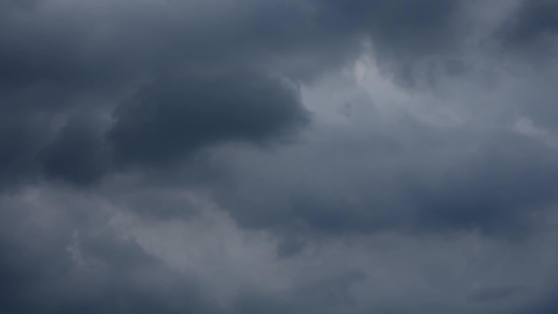白天黑雨云在天空中快速移动时间流逝视频的预览图
