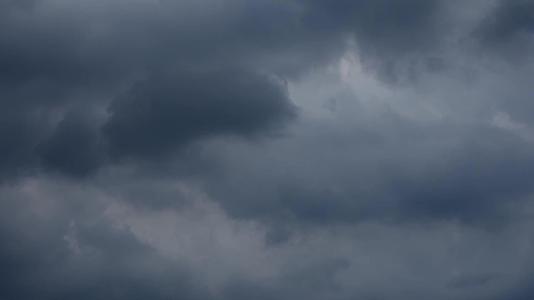 白天黑雨云在天空中快速移动时间流逝视频的预览图