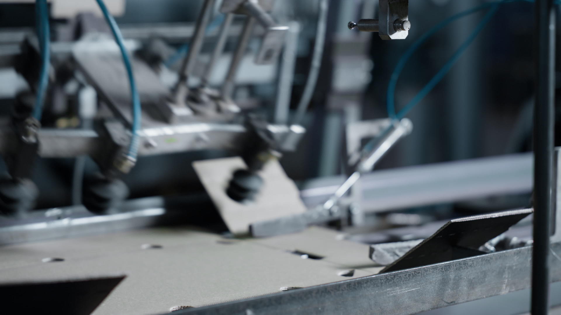 特写纸板箱在制造工厂设施中的生产工艺视频的预览图