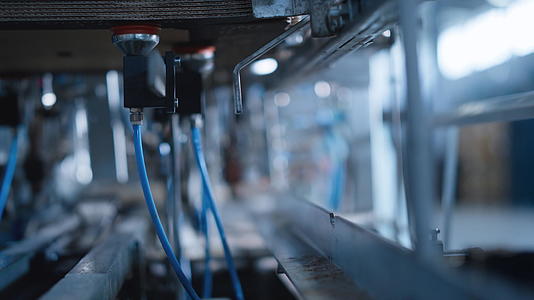 工厂包装纸板机工作自动输送线视频的预览图
