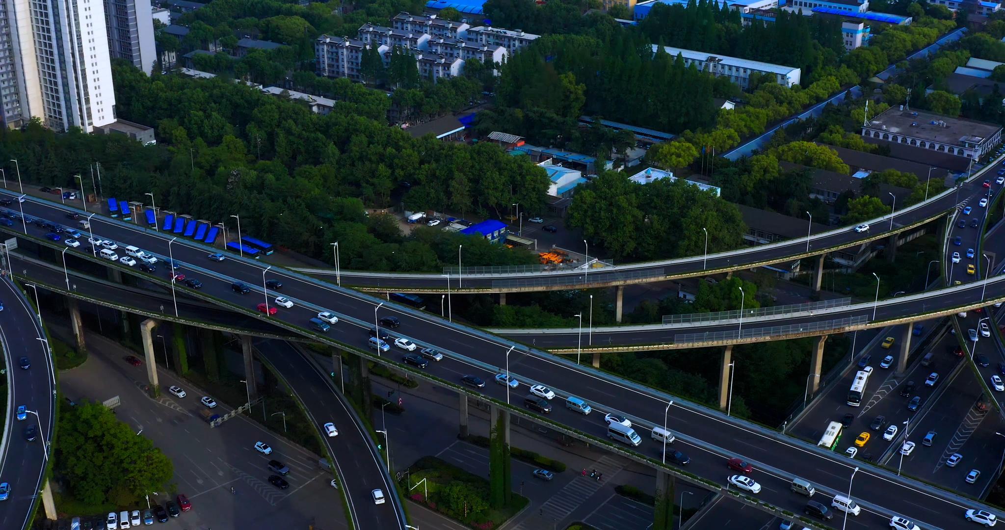 南京双桥门立交桥枢纽航拍4K交通车辆视频的预览图