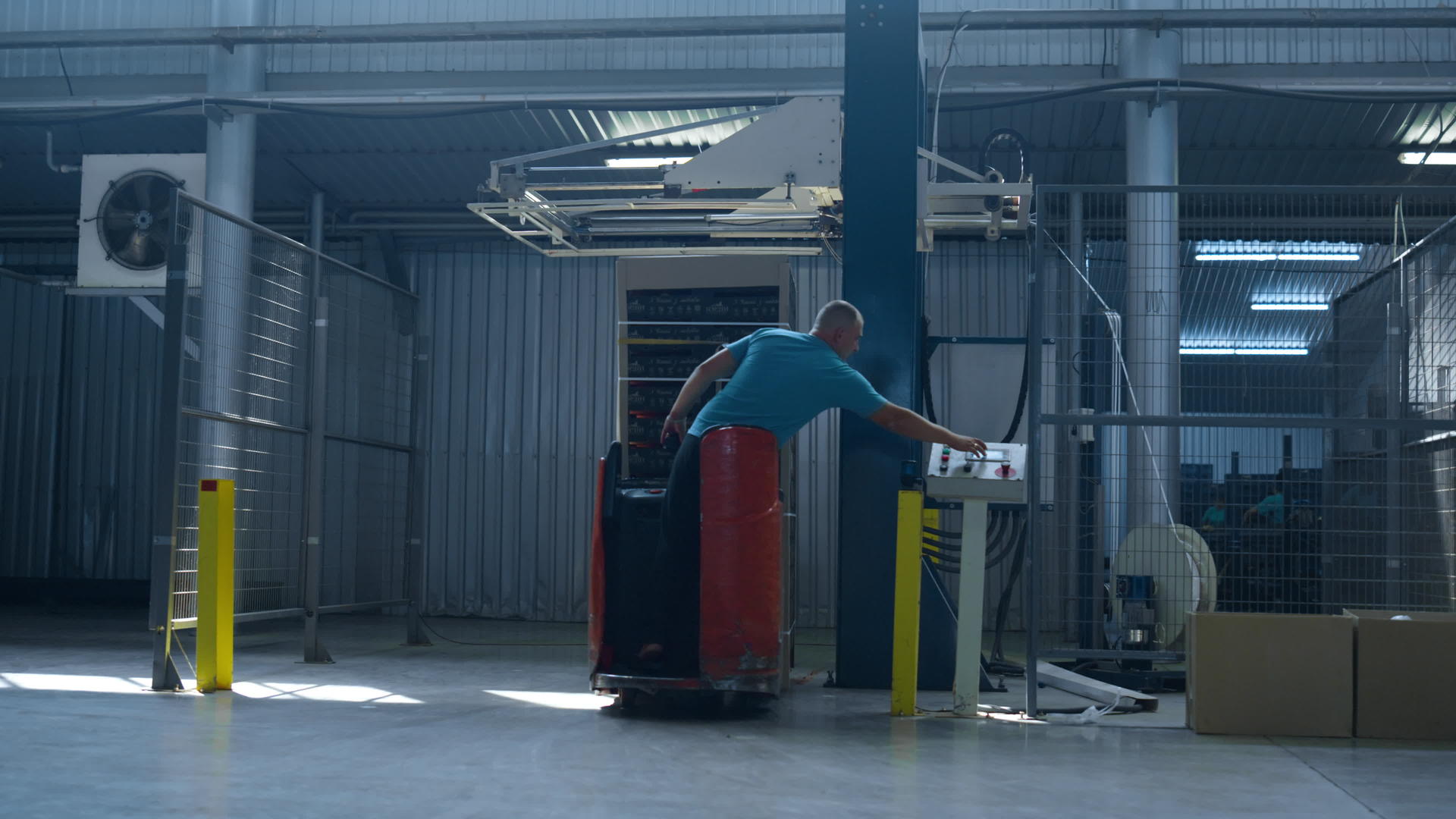 男人操作存储卡车移动生产箱管理仓库交付视频的预览图