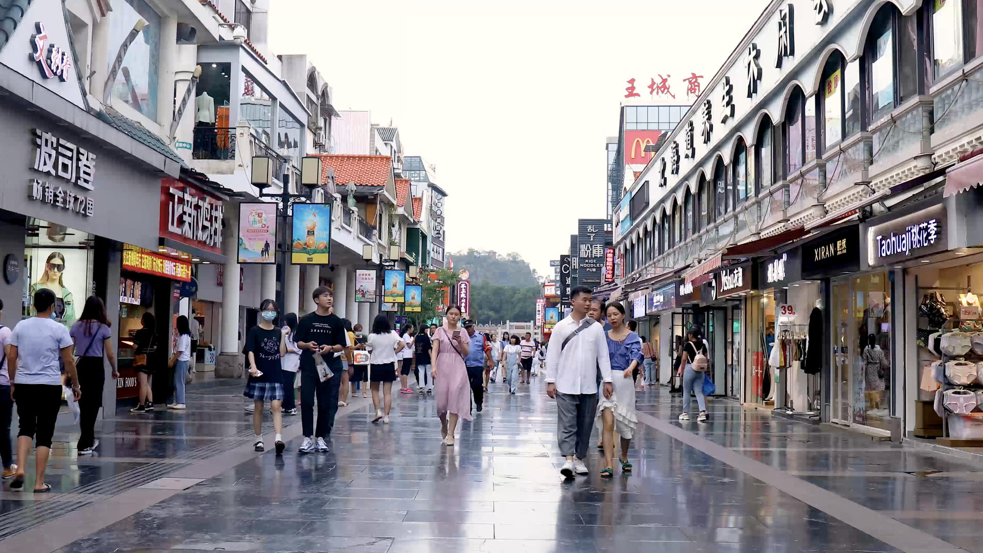 4k桂林正阳步行街行人视频的预览图