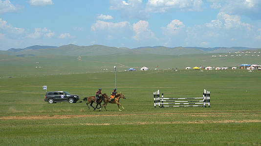 蒙古那达慕传统赛马比赛实拍4K视频的预览图