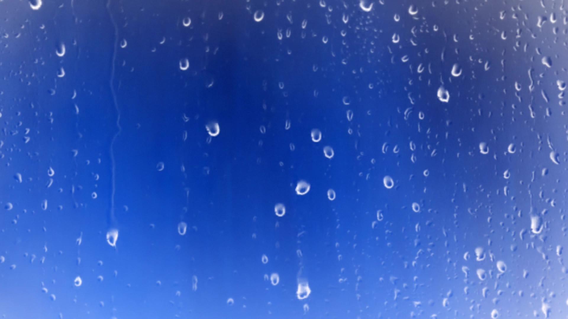 模糊的蓝色背景和雨滴视频的预览图