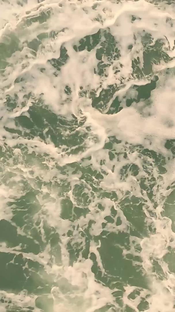 海浪冲击石头俯视航拍视频的预览图