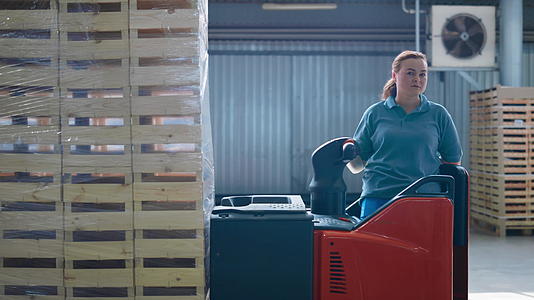 女性仓库工人操作存储机运输托盘包视频的预览图