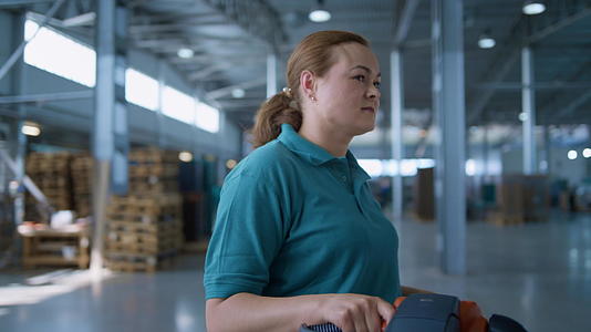 女性仓库车辆操作员在运输装运板台工作过程中操作视频的预览图