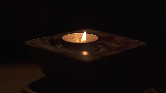 在黑暗中烧蜡烛在石头的烛台上视频的预览图