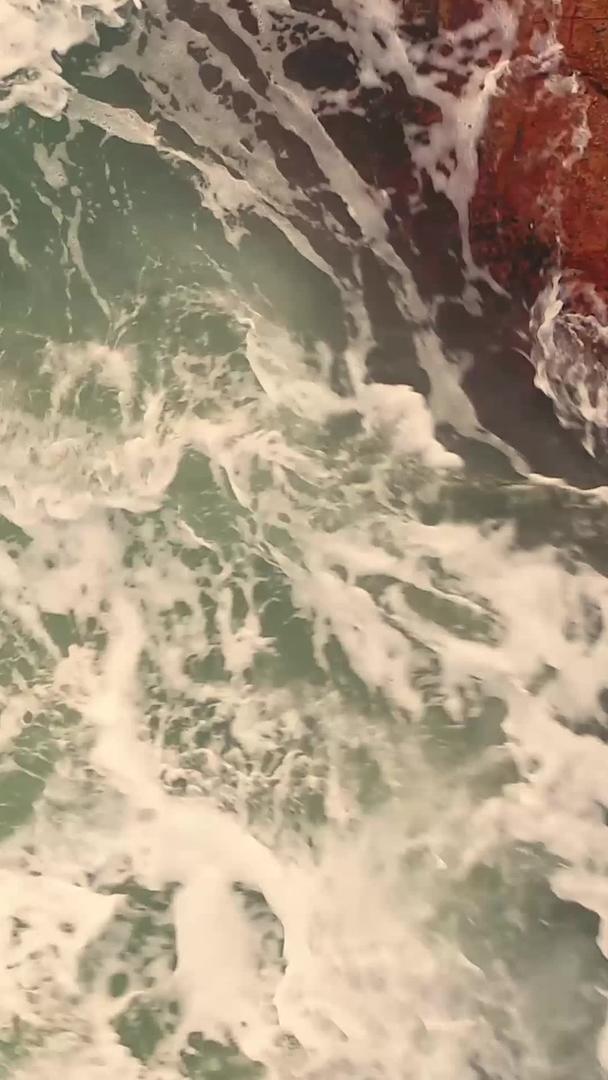 海浪冲击石头俯视航拍视频的预览图