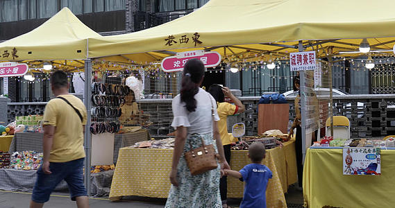 4k桂林东西巷旅游商业中心的地摊经济视频的预览图