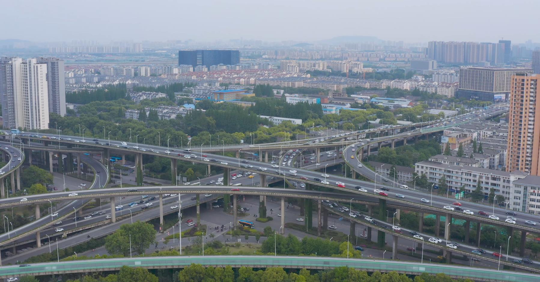 南京双桥门立交桥枢纽航拍4K交通车辆视频的预览图