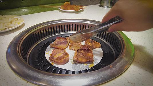 4k拍摄美食制作烤肉烤鱼烹制过程视频素材视频的预览图