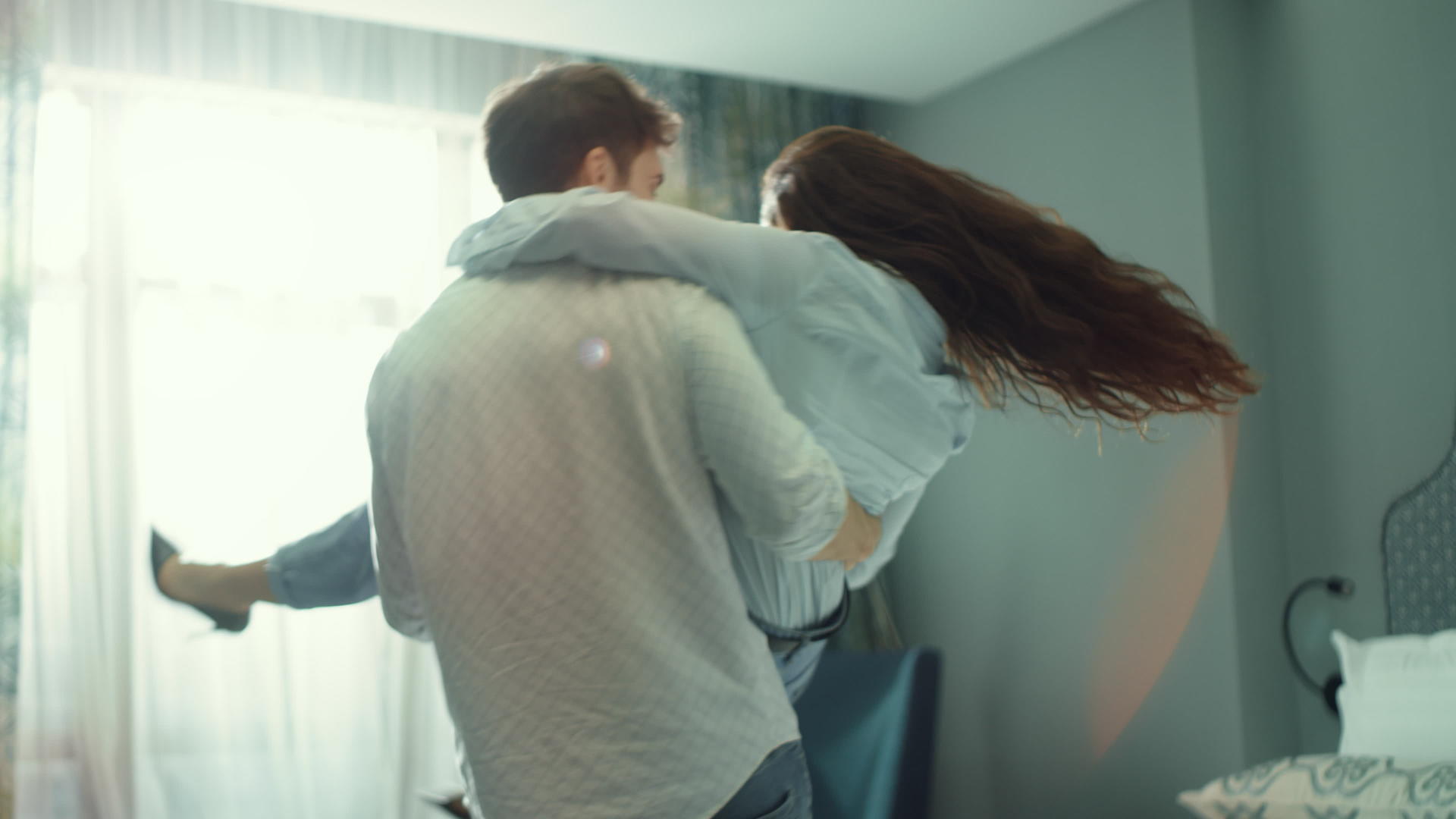 快乐的情侣在酒店房间拥抱视频的预览图