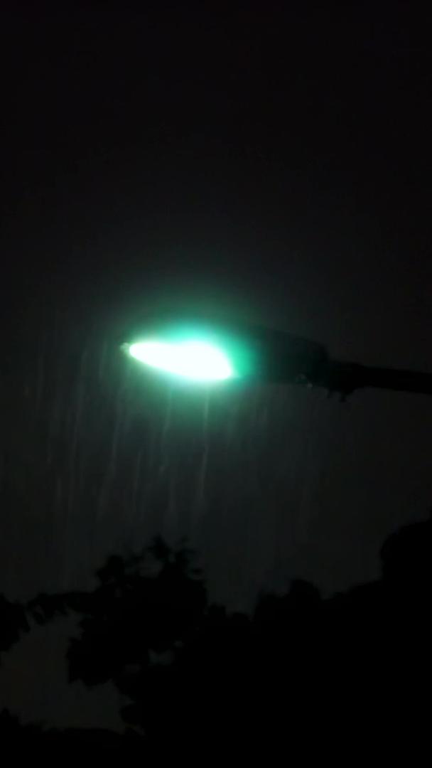雨夜窗光斑路灯视频的预览图