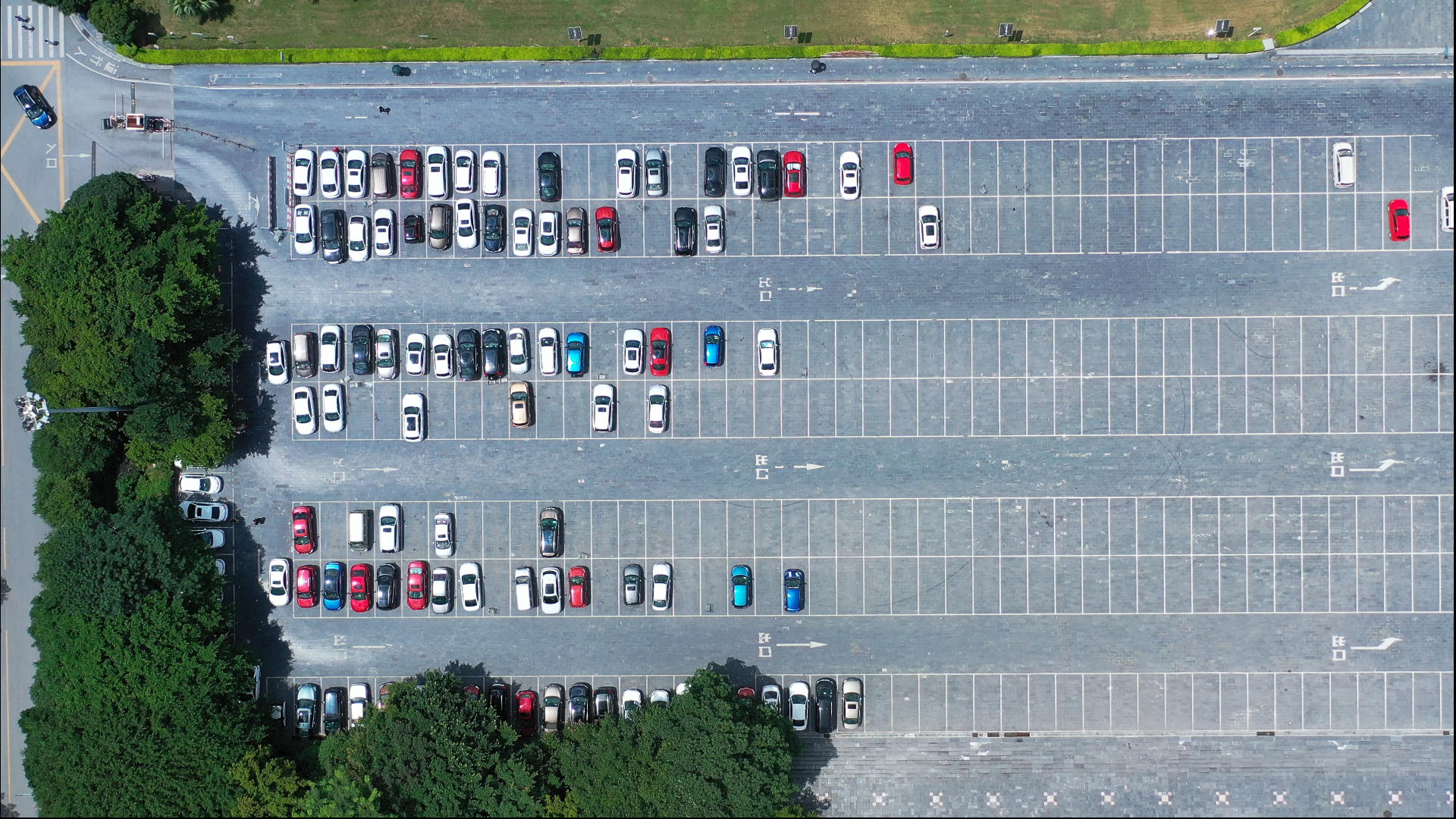 4k高清航拍停车场泊车位视频的预览图