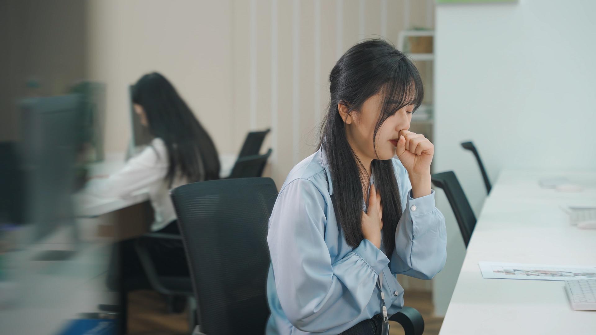 女性办公室感冒带病4k工作视频的预览图