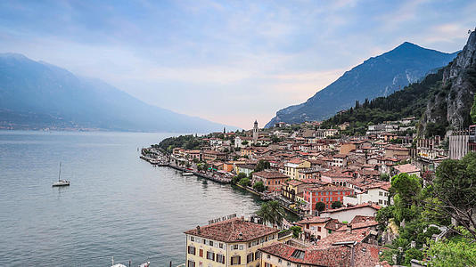 意大利著名旅游胜地加尔达湖湖畔小镇日落延时视频视频的预览图