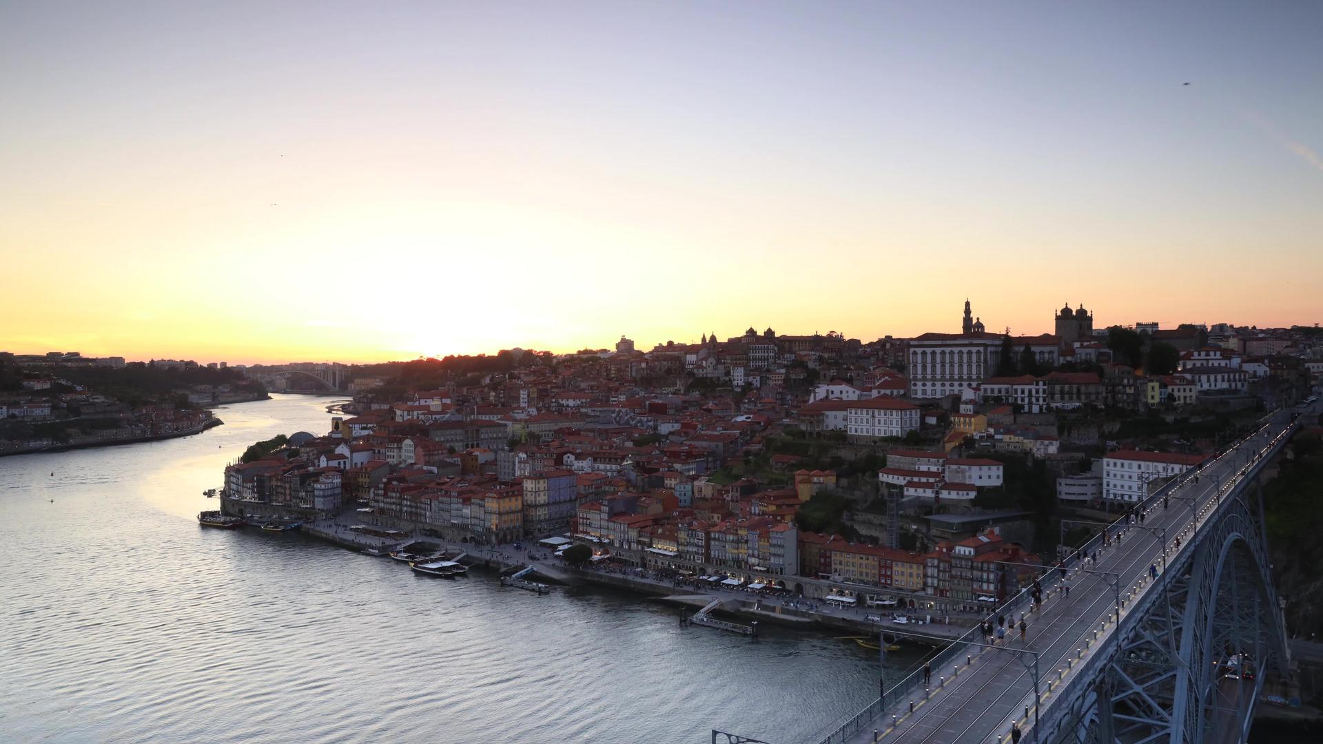葡萄牙波尔图城市日落夜景延时视频视频的预览图