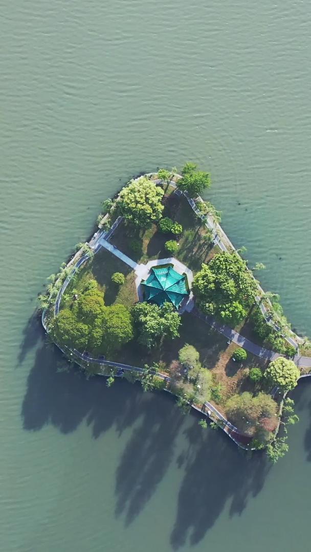 航拍城市风景武汉旅游地标东湖素材视频的预览图