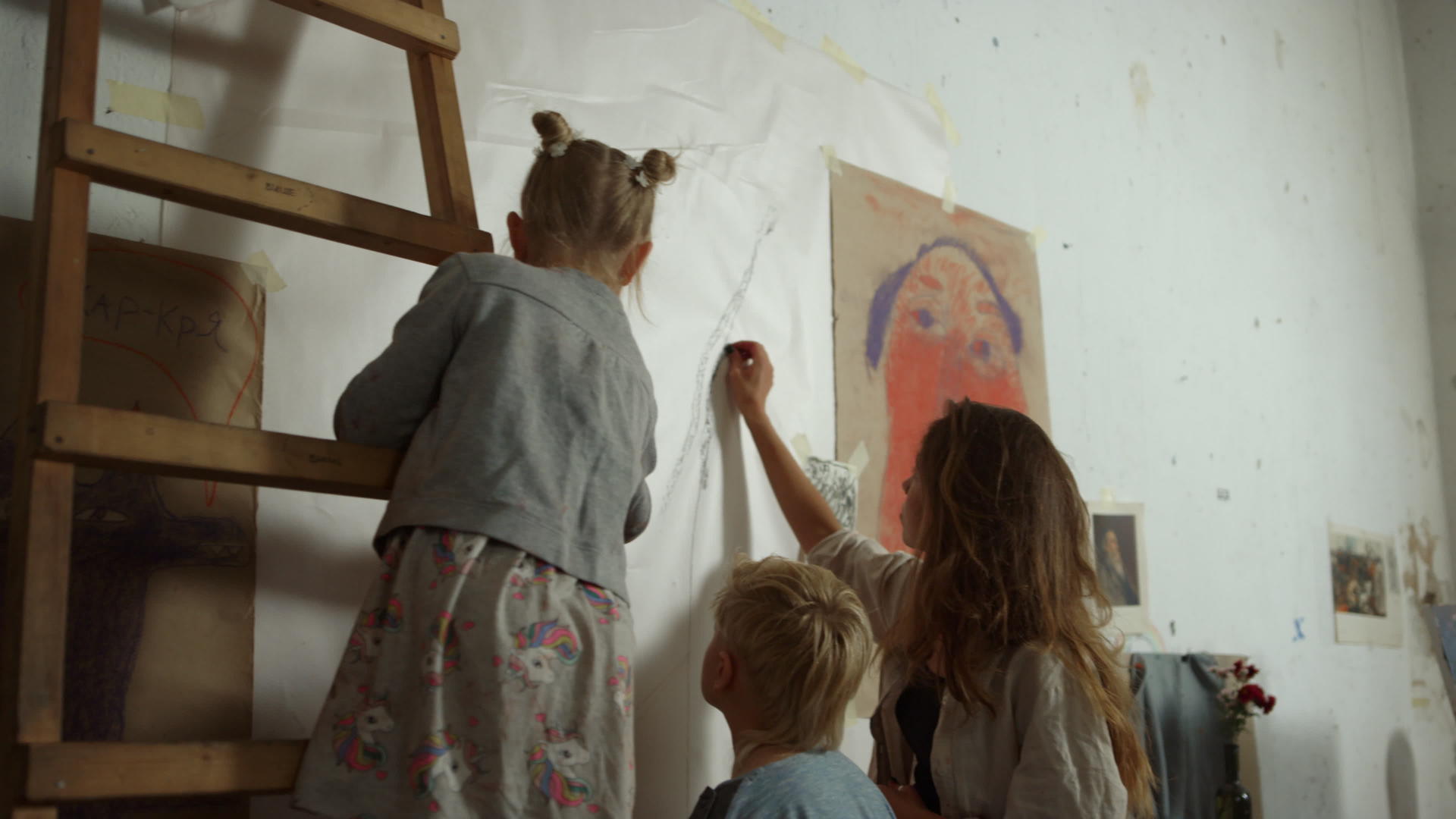 孩子们在墙上涂黑粉笔视频的预览图
