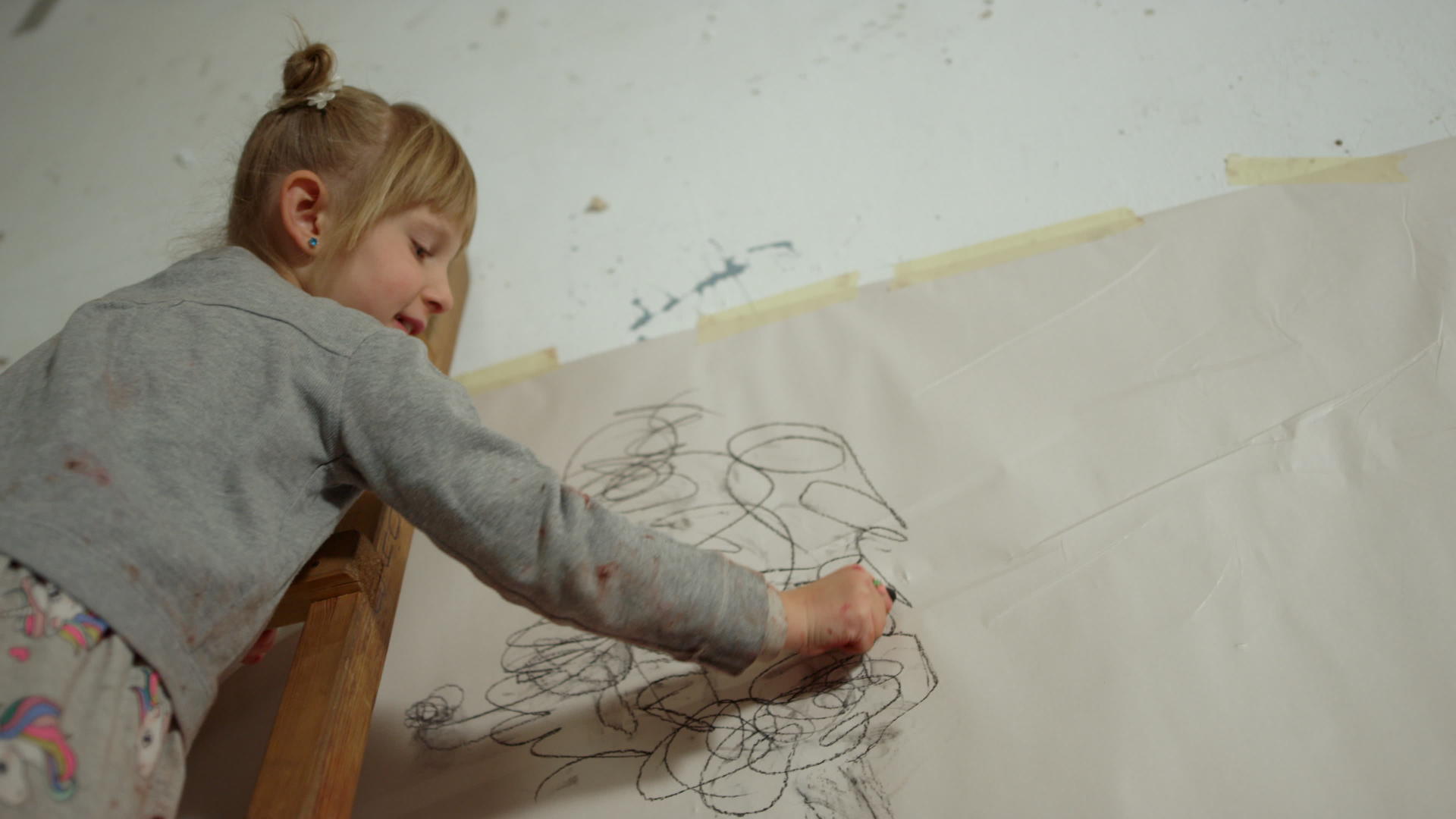 女孩在墙上画画视频的预览图