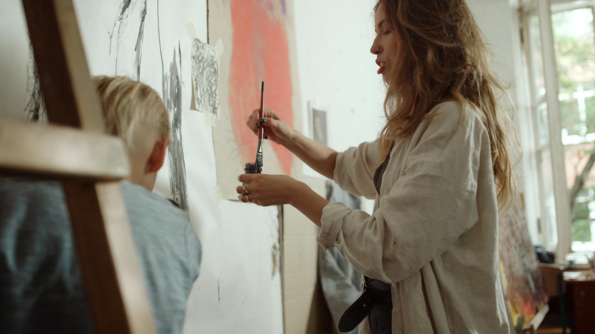 女艺术家画画视频的预览图
