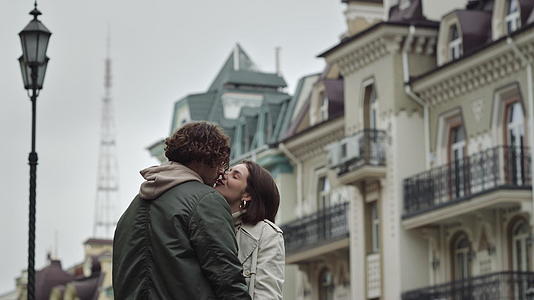 在城市街上亲吻情侣视频的预览图