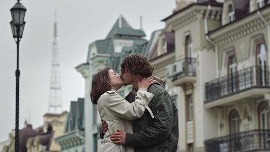 在城市街头亲吻快乐的情侣视频的预览图