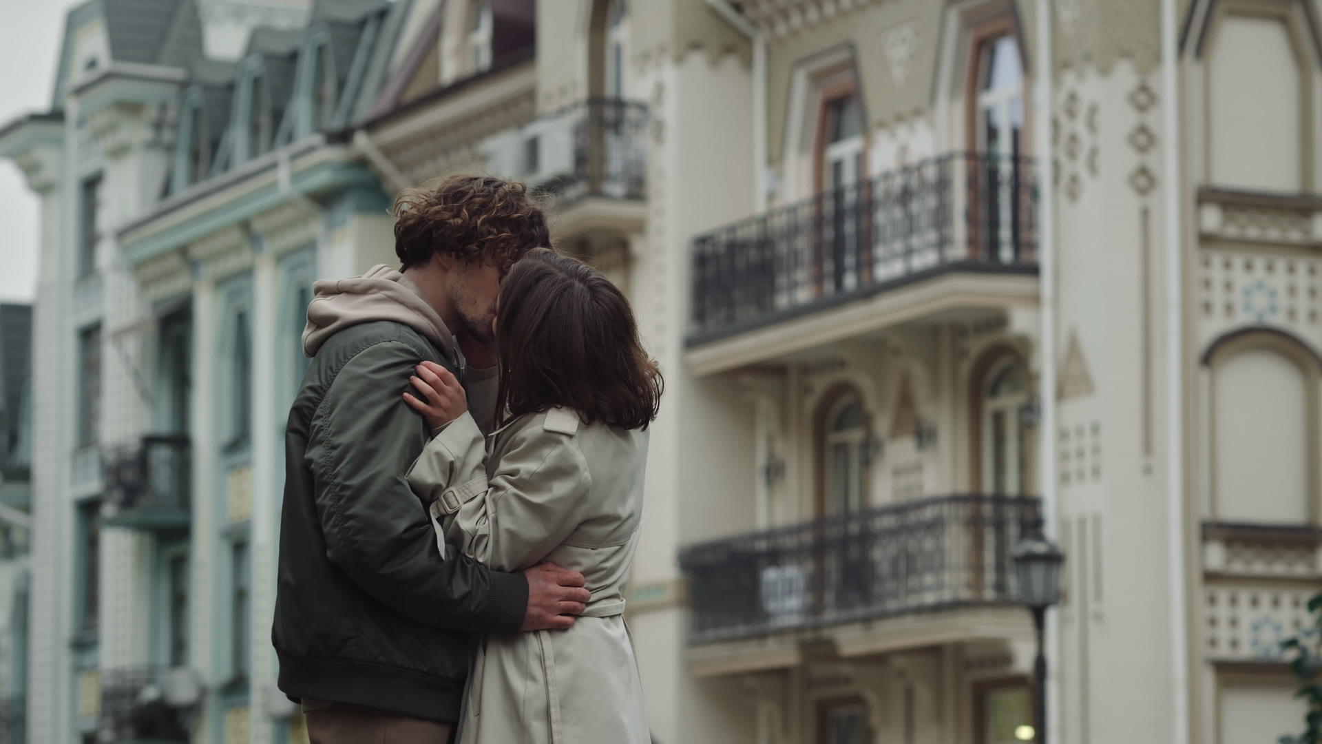 恋人在市中心感到幸福男女接吻视频的预览图