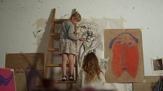 母亲和女儿在画室里画画视频的预览图