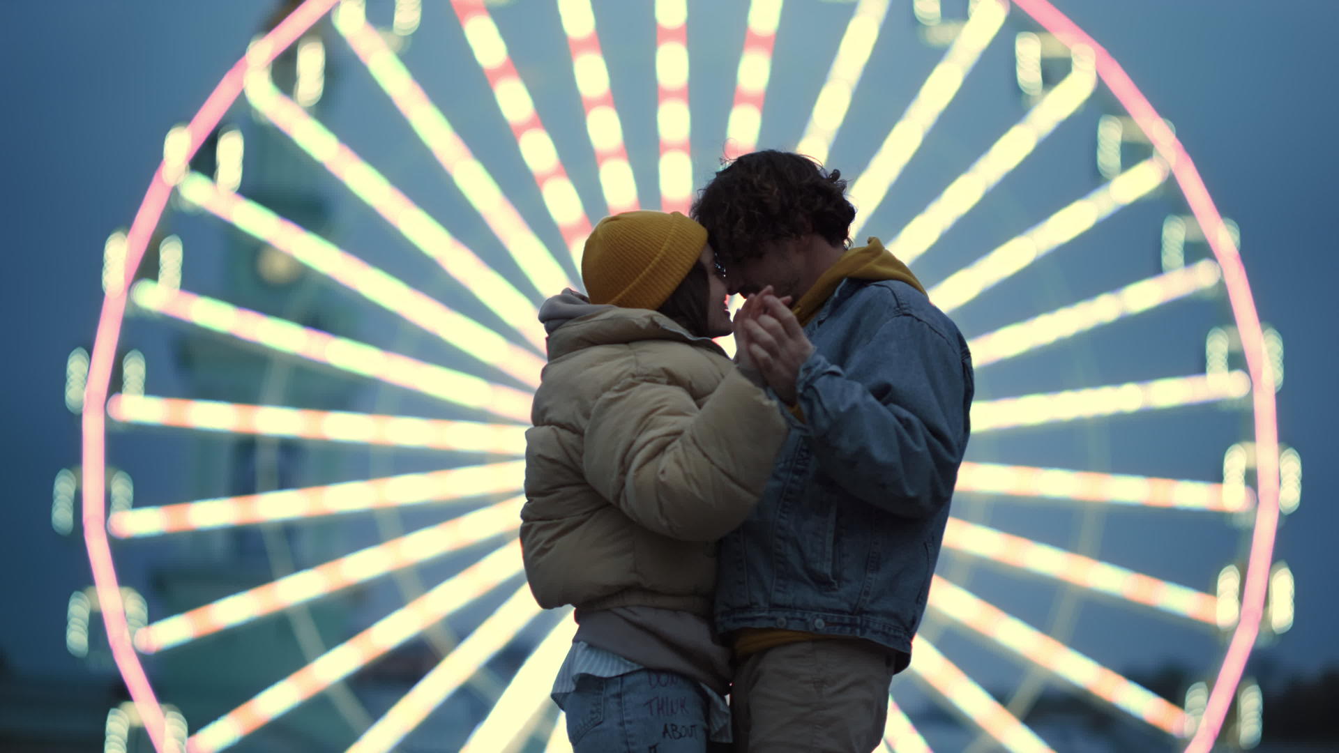 快乐的男人和女人在城市街道上接吻视频的预览图