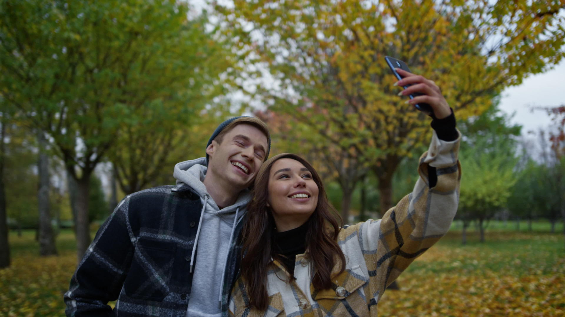 秋天的公园情侣用手机自拍视频的预览图