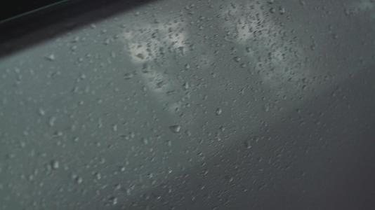 车身上的水滴视频的预览图