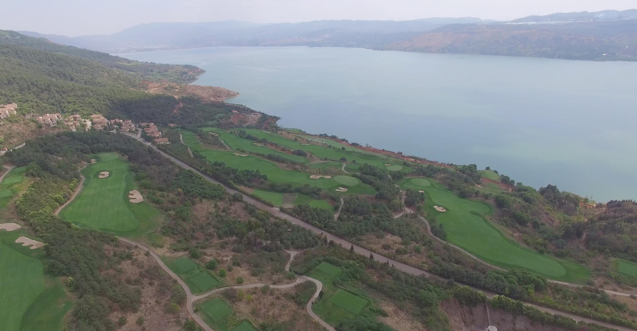 4k高清半山高尔夫球场全景航拍视频的预览图