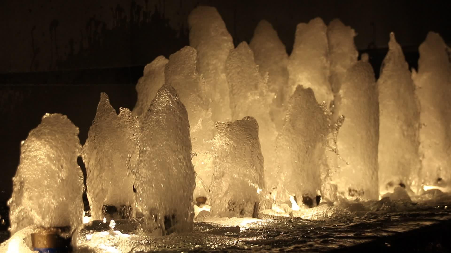 泉水的柱子视频的预览图