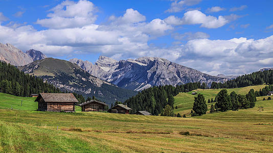 欧洲意大利阿尔卑斯山区苏西高原自然风光延时视频视频的预览图