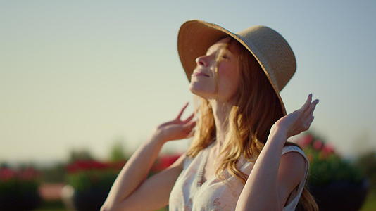 美丽的女孩在夏天摘下遮阳帽视频的预览图