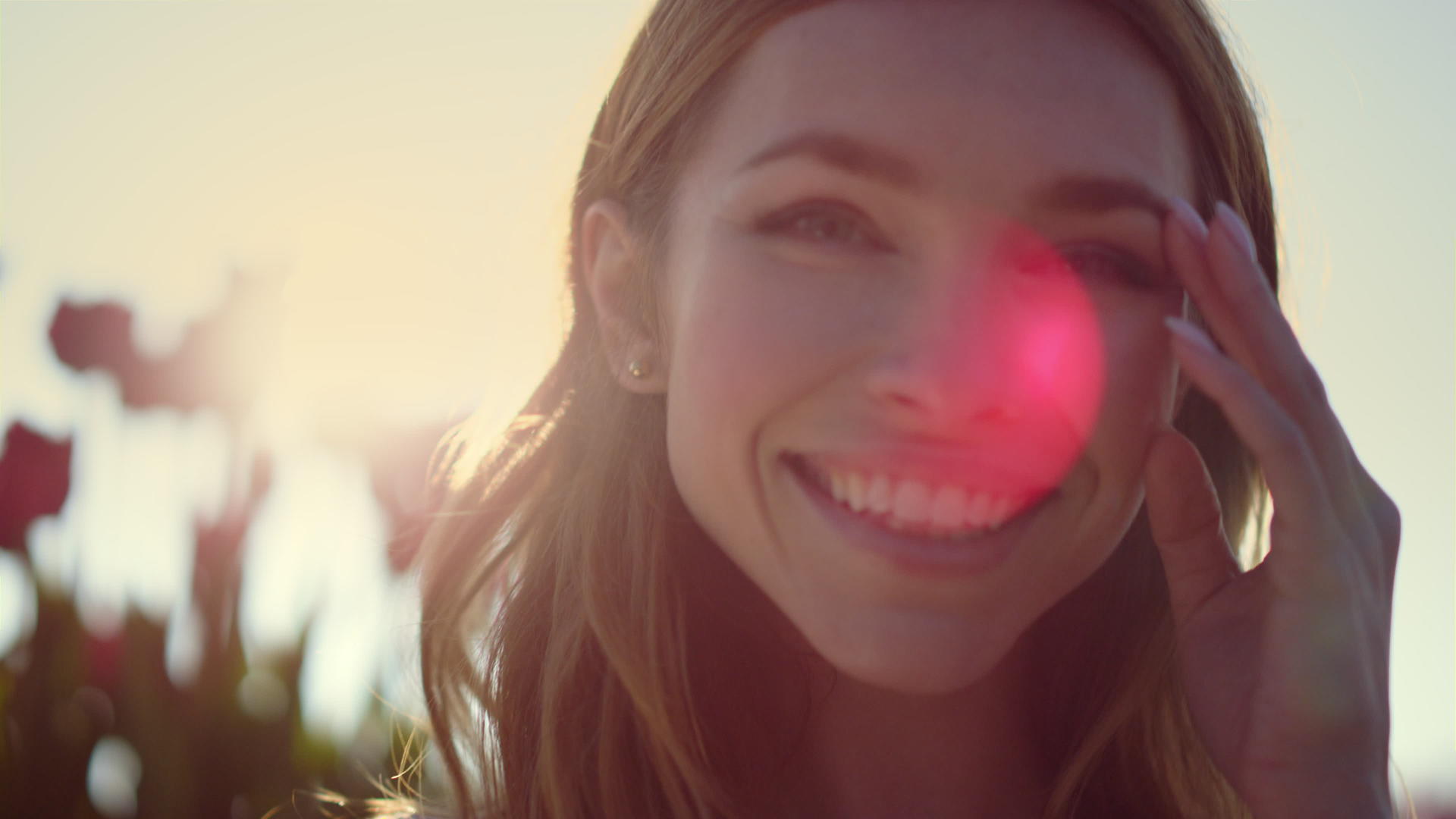 美丽的女人在阳光下微笑视频的预览图