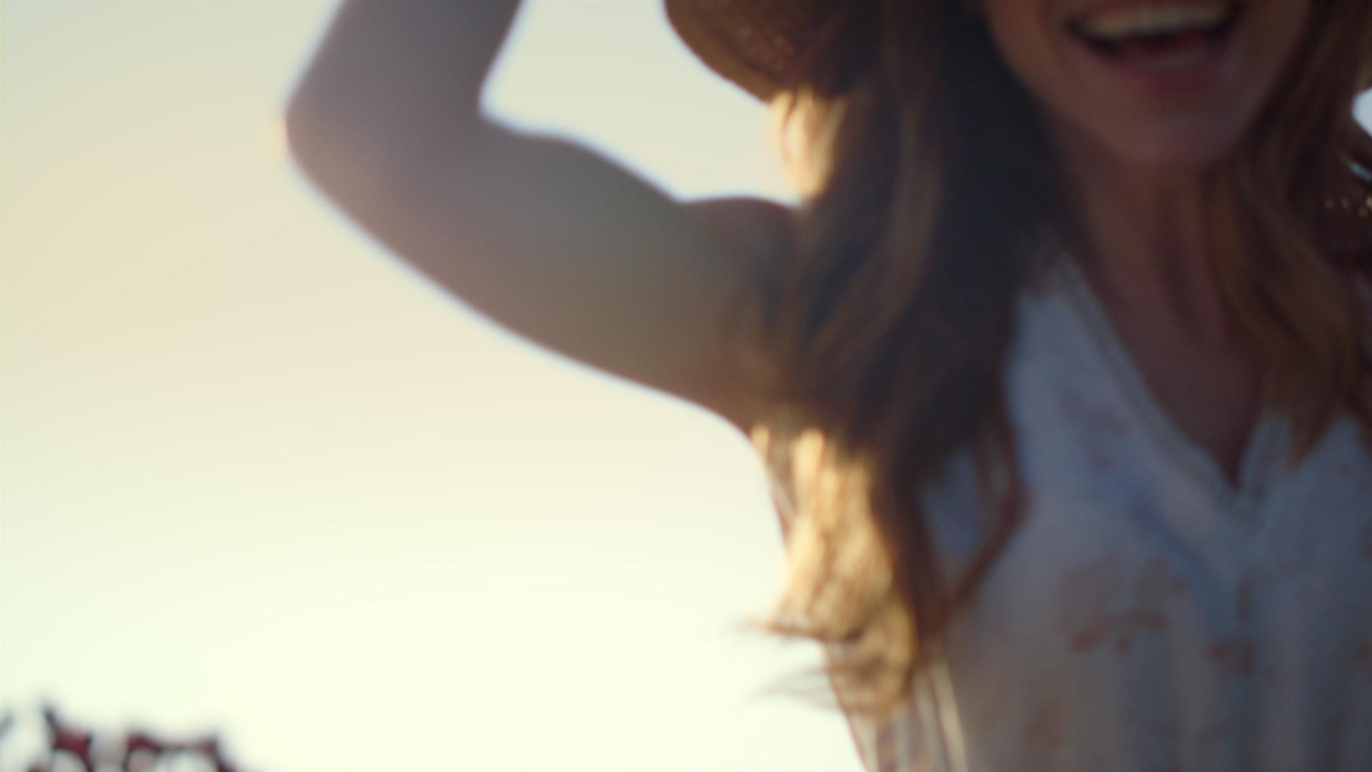 快乐的女人在日落时戴草帽视频的预览图