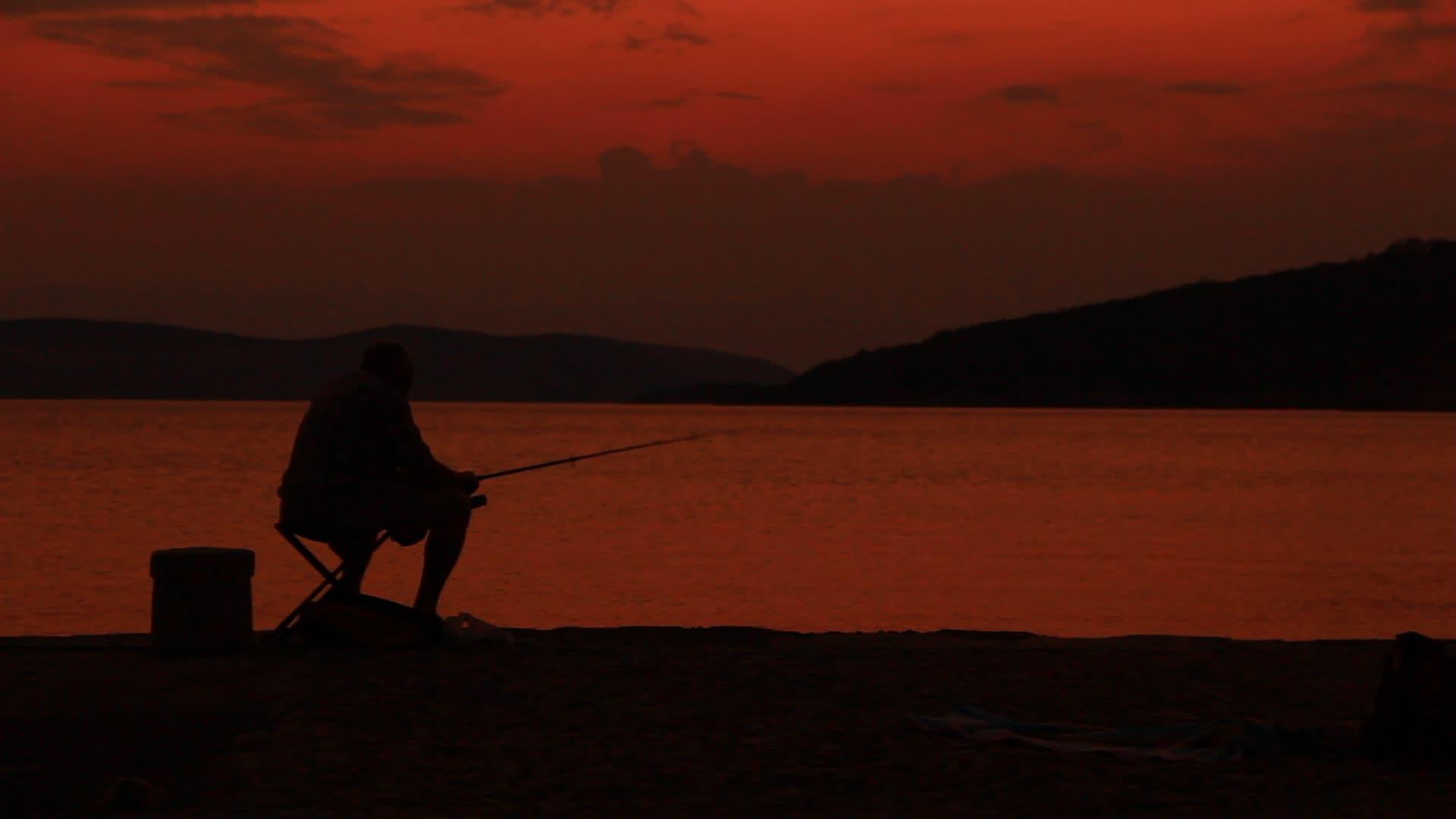 孤独的渔民捕鱼视频的预览图