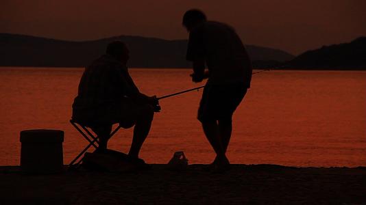 一对鱼友在日落时钓鱼视频的预览图